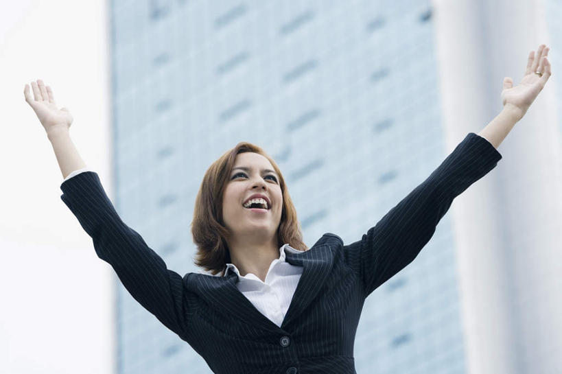 西方人,一个人,商务人士,商务女性,高楼大厦,站,举,笑,微笑,露齿笑,横图,室外,白天,仰视,办公楼,大厦,建筑,摩天大楼,写字楼,欧洲,欧洲人,仅一个年轻女性,仅一个女性,仅一个人,套装,欢呼,朦胧,模糊,注视,楼宇,观察,看,托,站着,商务楼,观看,察看,喝彩,关注,商务装,工薪阶层,年轻女性,女人,女性,白种人,白领,上班族,举起,举手,举着,向上举,向上伸,向上托,站立,半身,彩图,低角度拍摄,大楼,高层建筑,高楼,摩天楼