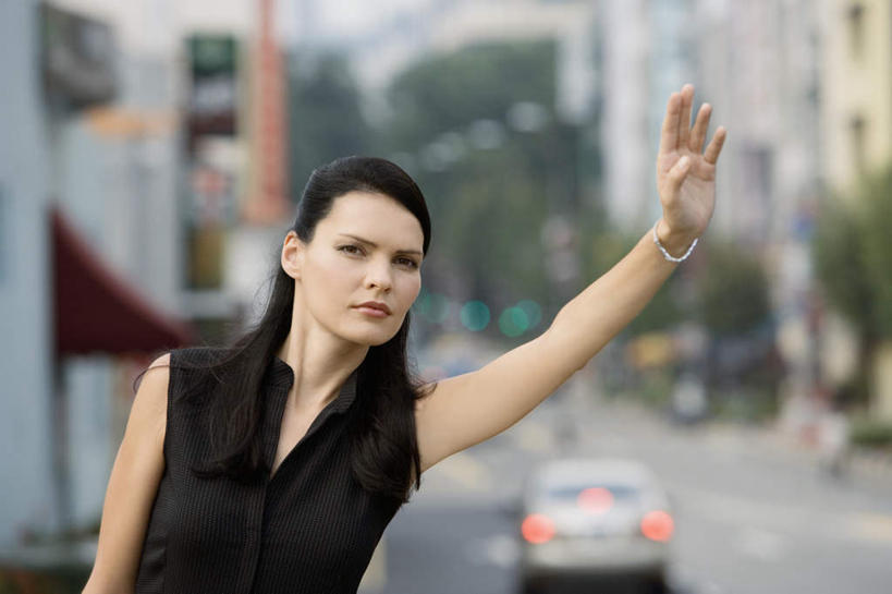 西方人,一个人,商务人士,商务女性,高楼大厦,举,横图,室外,白天,正面,植物,大厦,道路,建筑,路,摩天大楼,公路,照明,欧洲,欧洲人,仅一个女性,仅一个人,阴影,套装,朦胧,模糊,时间,光线,时钟,手表,影子,灯光,交通,计时,注视,灯,树,树木,绿色,黑色,阳光,自然,灯具,钟表,观察,看,托,仅一个中年女性,表,警示,阻挡,生长,成长,观看,车灯,尾灯,腕表,照亮,提醒,察看,照明设备,关注,提示,商务装,工薪阶层,拦截,拦挡,女人,女性,中年女性,白种人,白领,上班族,钟,马路,举起,举手,举着,向上举,向上伸,向上托,半身,彩图,大楼,高层建筑,高楼,摩天楼