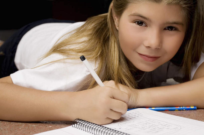 西方人,儿童,一个人,学生,笑,微笑,横图,室内,白天,正面,制服,纯洁,书籍,欧洲,欧洲人,仅一个女性,仅一个人,握,阴影,服装,反射,笔,影子,办公用品,注视,文具,小孩,白色,铅笔,学习用品,观察,看,趴着,仅一个小孩,功课,校服,可爱,童年,童趣,握着,作业,观看,文具用品,察看,关注,童真,烂漫,无邪,学生服,天真,女孩,女人,女性,白种人,孩子,书,图书,趴,半身,彩图,女生