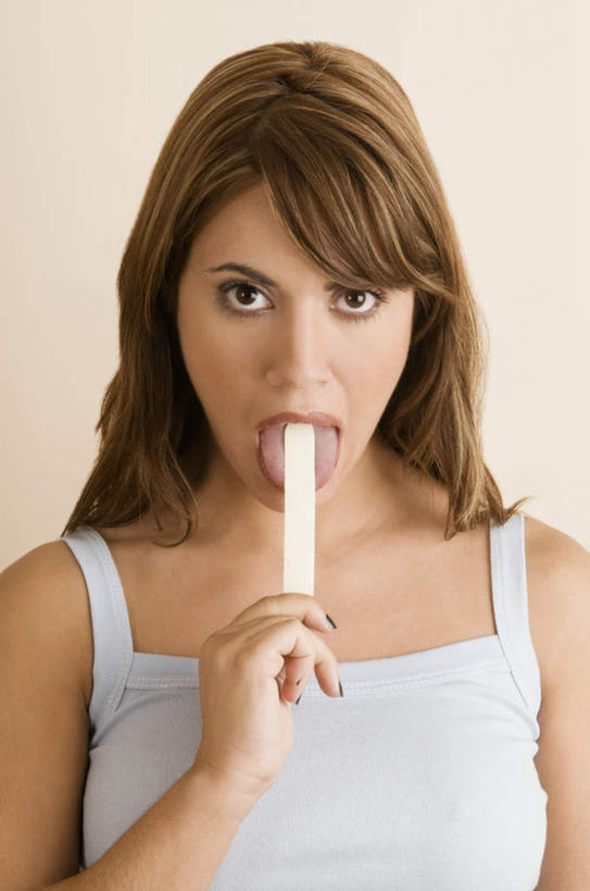 西方人,一个人,站,竖图,室内,白天,正面,吊带,欧洲,欧洲人,仅一个年轻女性,仅一个女性,仅一个人,握,服装,木制,拿,拿着,注视,吊带衫,一个,衣服,木制品,观察,看,站着,握着,摄影,服饰,影棚,单个,观看,察看,衣着,穿着,关注,压舌板,衣饰,年轻女性,女人,女性,白种人,站立,半身,彩图,影棚拍摄,拍摄