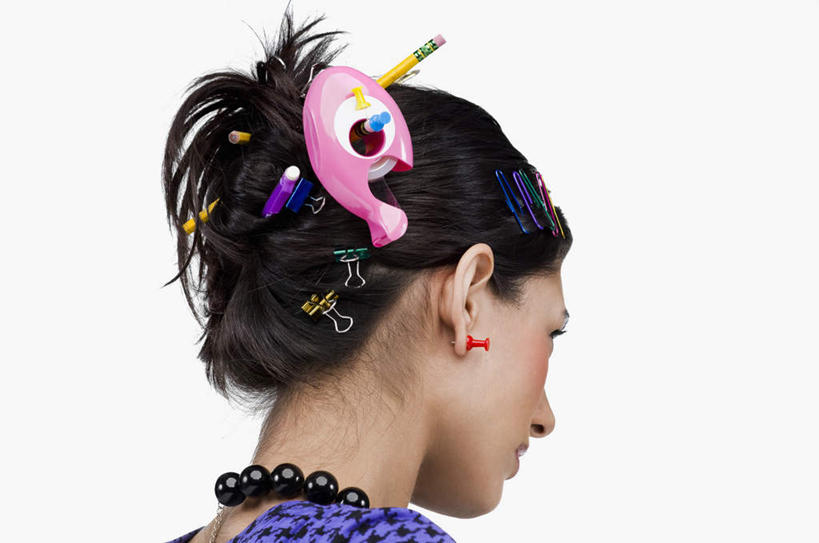 西方人,脸,头,脸颊,一个人,横图,室内,特写,白天,白色背景,侧面,项链,金属制品,欧洲,欧洲人,仅一个年轻女性,仅一个女性,仅一个人,许多,服装,金属,笔,办公用品,长尾夹,回形针,很多,注视,休闲装,肩膀,水笔,文具,装饰品,衣服,夹子,饰品,首饰,学习用品,观察,看,休闲,休闲服,图钉,摄影,服饰,影棚,观看,盘发,文具用品,察看,关注,曲别针,燕尾夹,年轻女性,女人,女性,白种人,头部,脸部,脸蛋,面部,半身,彩图,影棚拍摄,拍摄