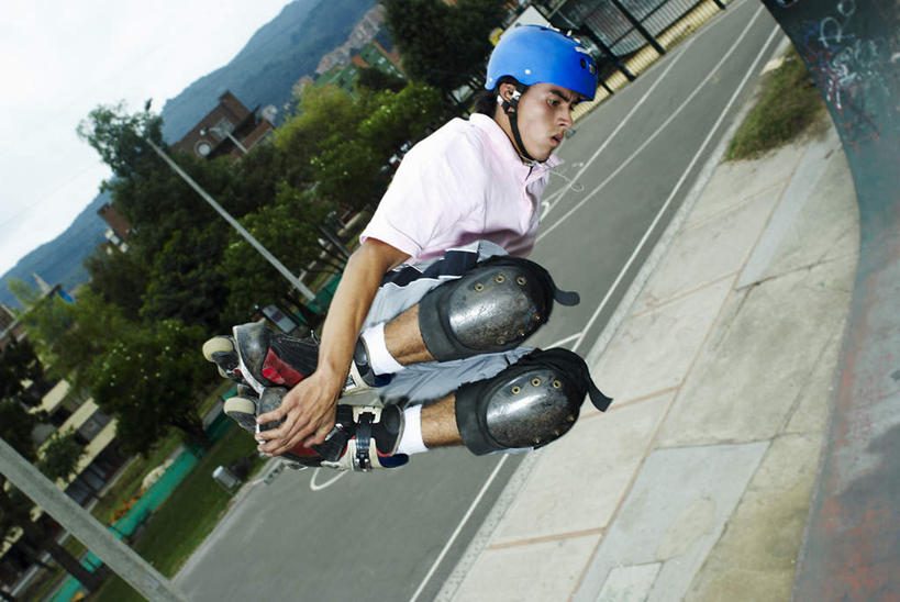 西方人,一个人,体育馆,家,运动场,跳,拉,横图,俯视,室外,白天,运动服,锻炼,旅游,度假,运动,滚轴溜冰,草地,草坪,石头,山,山脉,植物,帽子,欧洲,欧洲人,仅一个男性,仅一个人,服装,石子,头盔,山顶,山峰,旱冰鞋,溜冰鞋,山峦,半空,注视,娱乐,体育场,住宅,草,树,树木,仅一个年轻男性,衣服,绿色,自然,安全帽,群山,观察,看,享受,休闲,轮滑鞋,放松,服饰,生长,成长,观看,察看,衣着,穿着,关注,室外运动,户外运动,滑冰鞋,沉积岩,运动馆,单排轮滑,衣饰,颠峰,极峰,水成岩,滑旱冰,轮滑运动,溜冰,轮滑,男人,男性,年轻男性,白种人,石块,岩石,跳跃,彩图,高角度拍摄,全身,健身,运动装