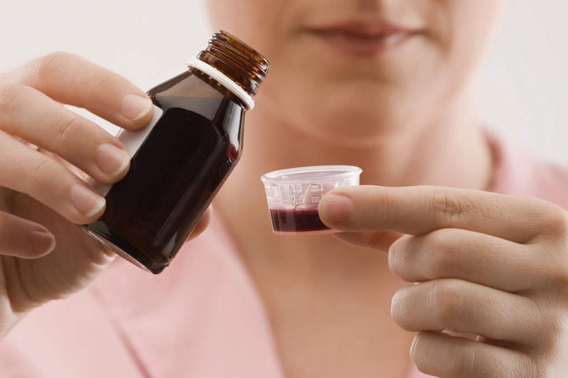 西方人,脸,头,脸颊,手,一个人,护士,站,横图,室内,特写,白天,正面,工作服,制服,安全,欧洲,欧洲人,双手,仅一个年轻女性,仅一个女性,仅一个人,倒,握,药剂,防护,拿,拿着,玻璃制品,一个,粉色,玻璃瓶,瓶子,药品,站着,手部,治疗,握着,单个,保护,药物,医疗,白衣天使,保险,预防,工作制服,平安,年轻女性,女人,女性,白种人,头部,脸部,脸蛋,面部,站立,半身,彩图,工作套服,咳嗽糖浆,咳嗽药