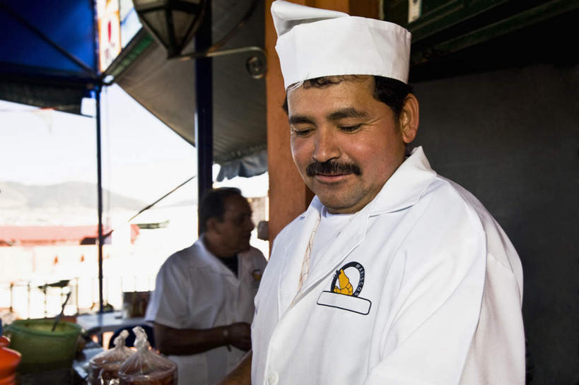 西方人,两个人,伙伴,朋友,厨师,餐厅,站,横图,室内,白天,正面,工作服,制服,度假,友谊,合作,团队,美景,城市风光,城市,帽子,墨西哥,欧洲,欧洲人,景观,注视,娱乐,观察,看,站着,享受,休闲,景色,放松,战略,观看,察看,北美,北美洲,关注,美洲,厨师帽,首府,莫雷利亚,米却肯,北亚美利加洲,亚美利加洲,联合,合谋,墨西哥合众国,仙人掌王国,巴亚多利德,米却肯州,莫雷利亚市,工作制服,配合,协作,男人,男性,中年男性,白种人,厨师长,厨子,大厨,主厨,站立,半身,彩图,工作套服,餐馆,饭店,饭馆