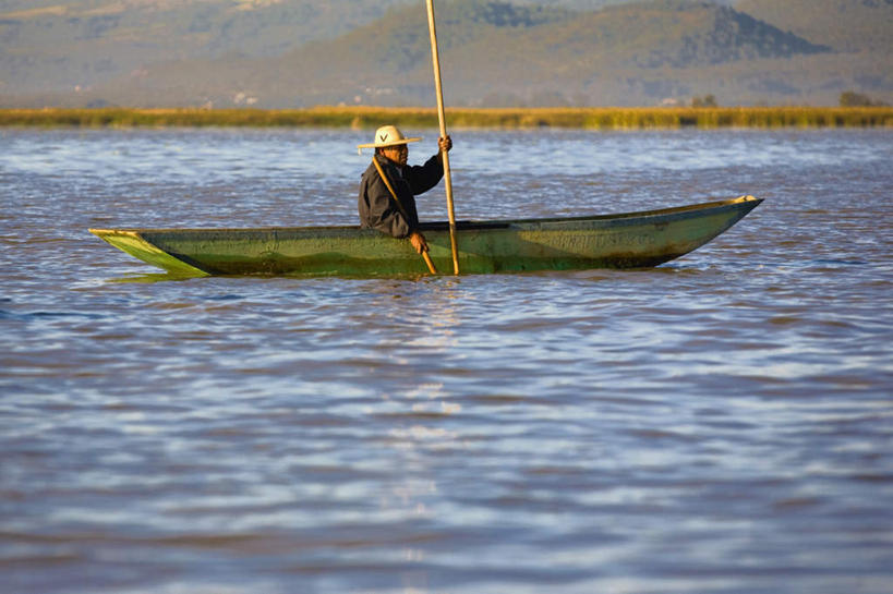 西方人,一个人,渔夫,坐,横图,室外,白天,侧面,旅游,度假,湖,湖泊,美景,水,船,帽子,墨西哥,欧洲,欧洲人,仅一个男性,仅一个人,握,服装,草帽,湖面,景观,水流,水面,木船,拿,拿着,注视,休闲装,娱乐,衣服,自然,交通工具,湖水,观察,看,仅一个老年男性,享受,休闲,休闲服,景色,放松,握着,服饰,渔网,观看,渔具,察看,北美,舟,北美洲,关注,抓捕,自然风光,载具,美洲,捕捞,鱼网,拉网,捕捞工具,米却肯,北亚美利加洲,亚美利加洲,墨西哥合众国,仙人掌王国,米却肯州,老年男性,男人,男性,白种人,捕鱼人,打鱼人,坐着,彩图,全身