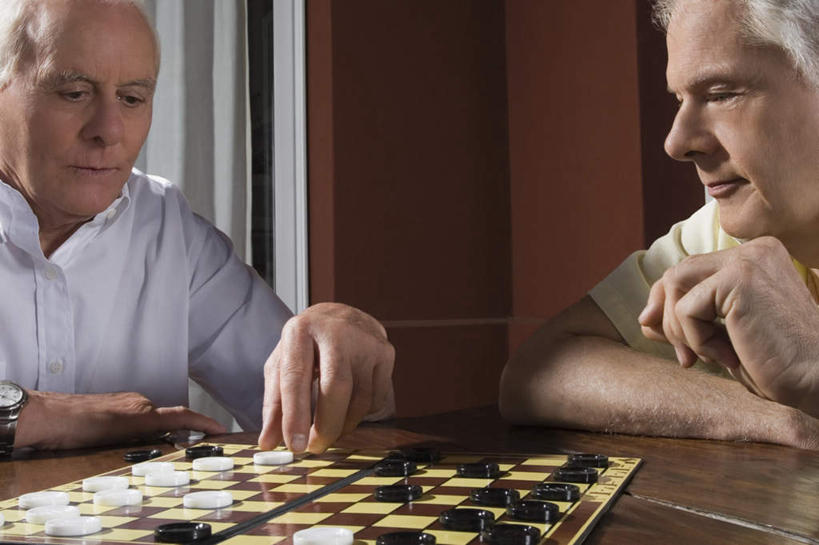 西方人,两个人,伙伴,朋友,坐,横图,室内,白天,正面,游戏,友谊,智慧,桌面,桌子,欧洲,欧洲人,握,服装,时间,木制,时钟,手表,拿,玩,计时,拿着,注视,休闲装,娱乐,衣服,木制品,钟表,观察,看,休闲,休闲服,棋盘,表,益智,握着,服饰,观看,活动,腕表,察看,发泄,关注,消遣,智力,跳棋,宣泄,西洋跳棋,国际跳棋,友情,老年男性,男人,男性,白种人,钟,玩耍,嬉戏,坐着,半身,彩图