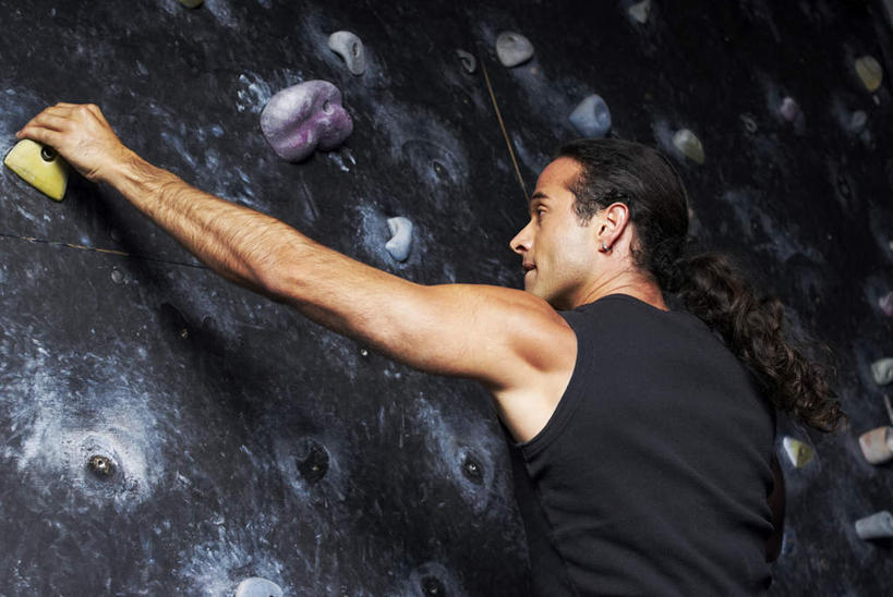 西方人,一个人,攀登,横图,室外,白天,侧面,运动服,锻炼,旅游,度假,探险,运动,攀岩,石头,欧洲,欧洲人,仅一个男性,仅一个人,仅一个中年男性,服装,石子,墙,岩壁,注视,娱乐,极限运动,墙壁,墙面,衣服,黑色,观察,看,享受,休闲,爬,放松,服饰,观看,察看,衣着,穿着,关注,室外运动,户外运动,衣饰,攀岩墙,冒险,体育,男人,男性,中年男性,白种人,石块,岩石,登山,攀爬,抬头,仰头,半身,彩图,健身,运动装