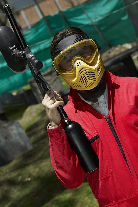 西方人,一个人,站,竖图,室外,白天,正面,运动服,锻炼,旅游,度假,安全,运动,竞争,欧洲,欧洲人,仅一个男性,仅一个人,仅一个中年男性,对抗,握,服装,冲突,枪支,眼镜,防护,拿,拿着,注视,破坏,娱乐,衣服,红色,观察,看,站着,享受,休闲,武器,放松,战争,握着,服饰,手枪,观看,护目镜,保护,损坏,察看,攻击,威胁,衣着,穿着,对立,关注,矛盾,兵器,室外运动,保险,防御,户外运动,枪械,弹夹,敌对,挫败,斗争,抗拒,抗衡,保全,周全,安稳,安定,杀伤,威慑,安全防护眼镜,衣饰,彩弹枪,子弹夹,平安,危险,男人,男性,中年男性,白种人,站立,半身,彩图,健身,防护眼镜,运动装