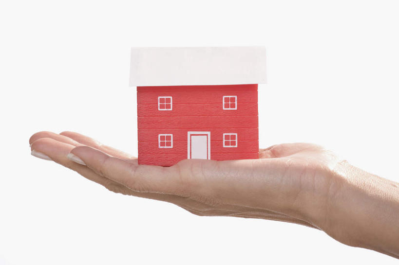 西方人,手,一个人,家,捧,横图,室内,特写,白天,白色背景,侧面,欧洲,欧洲人,仅一个年轻女性,仅一个女性,仅一个人,阴影,立体,反射,空间,影子,房屋,屋子,楼房,住宅,红色,模型,手部,规划,摄影,影棚,单手,一栋,直观,建筑模型,建筑设计,年轻女性,女人,女性,白种人,设计,端,端着,捧着,手捧,半身,彩图,影棚拍摄,拍摄,房子