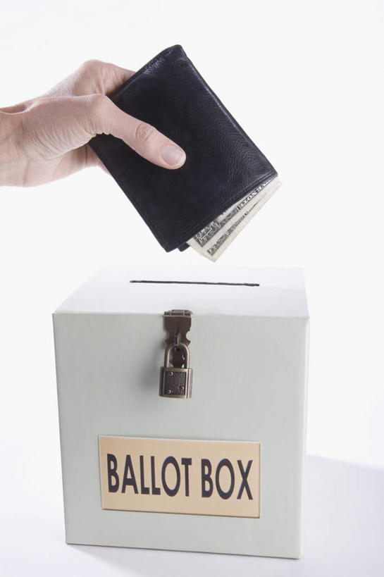 手,一个人,竖图,室内,特写,白天,白色背景,侧面,安全,钱,美元,仅一个年轻女性,仅一个女性,仅一个人,一排,握,阴影,整齐,反射,标志,钱币,文字,影子,字符,字母,防护,美金,拿,拿着,标识,锁,排列,容器,箱子,手部,握着,钞票,金融,纸币,摄影,皮夹子,钱包,影棚,经济,储藏,保护,单手,挂锁,零钱包,皮夹,储存,队列,美圆,保险,私密,流通,纸钞,贸易,保全,周全,安稳,安定,防盗,想法,平安,货币,现金,年轻女性,女人,女性,半身,彩图,影棚拍摄,拍摄,建议,意见,意见箱,建议箱,贮存