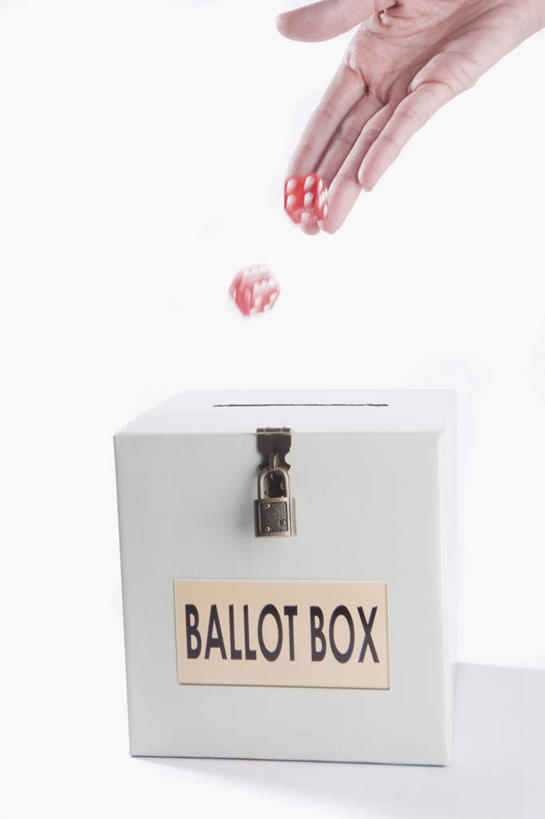 手,一个人,投,竖图,室内,特写,白天,白色背景,正面,游戏,赌博,贪欲,安全,竞争,玩具,仅一个年轻女性,仅一个女性,仅一个人,一排,阴影,整齐,反射,英文,标志,骰子,文字,影子,字符,字母,防护,玩,娱乐,标识,刺激,锁,排列,两个,容器,箱子,休闲,手部,摄影,影棚,活动,储藏,英文字母,保护,单手,挂锁,储存,队列,发泄,消遣,智力,赌具,保险,私密,色子,投机,侥幸,欲望,投子,宣泄,保全,周全,安稳,安定,防盗,想法,平安,年轻女性,女人,女性,抛,扔,撒,玩耍,嬉戏,掷,半身,彩图,影棚拍摄,拍摄,建议,意见,意见箱,建议箱,胜负,输赢,贮存