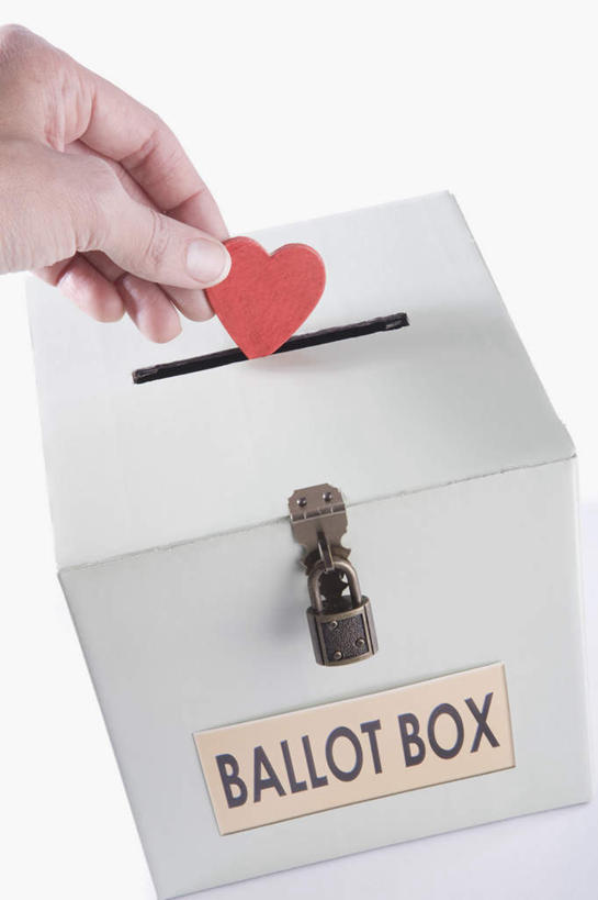 西方人,手,一个人,竖图,俯视,室内,特写,白天,白色背景,爱情,安全,欧洲,欧洲人,仅一个年轻女性,仅一个女性,仅一个人,一排,握,阴影,爱心,整齐,反射,英文,标志,文字,影子,字符,字母,防护,浪漫,拿,拿着,标识,锁,排列,一个,容器,箱子,温暖,温馨,心形,手部,恩爱,握着,摄影,影棚,单个,储藏,英文字母,保护,单手,和睦,挂锁,储存,队列,保险,私密,保全,周全,安稳,安定,防盗,想法,平安,年轻女性,女人,女性,白种人,心型,半身,彩图,高角度拍摄,影棚拍摄,拍摄,建议,意见,意见箱,建议箱,融洽,贮存