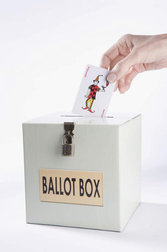 西方人,手,一个人,竖图,室内,特写,白天,白色背景,正面,游戏,赌博,贪欲,安全,竞争,扑克牌,纸牌,玩具,扑克,欧洲,欧洲人,仅一个年轻女性,仅一个女性,仅一个人,一排,一张,握,阴影,整齐,反射,英文,标志,文字,影子,字符,字母,防护,拿,玩,拿着,娱乐,标识,刺激,锁,排列,容器,箱子,休闲,手部,握着,摄影,影棚,活动,储藏,英文字母,保护,单手,挂锁,储存,队列,发泄,消遣,智力,赌具,保险,私密,投机,侥幸,欲望,宣泄,保全,周全,安稳,安定,防盗,想法,平安,年轻女性,女人,女性,白种人,玩耍,嬉戏,半身,彩图,影棚拍摄,拍摄,建议,意见,意见箱,建议箱,胜负,输赢,贮存