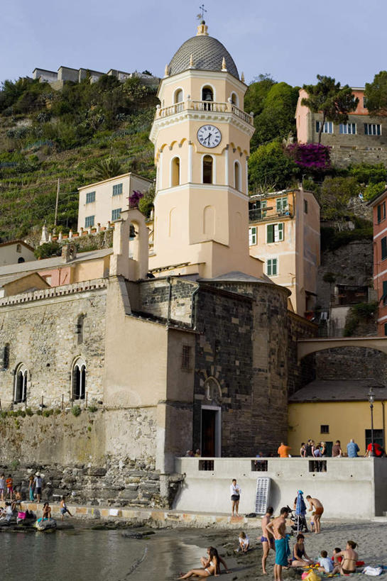 西方人,教堂,站,竖图,室外,白天,仰视,旅游,度假,海浪,海洋,名胜古迹,山,山脉,树林,植物,标志建筑,地标,建筑,意大利,欧洲,欧洲人,行人,游客,游人,阴影,服装,节日,遗迹,光线,影子,浪花,山峰,山峦,许多人,注视,休闲装,古迹,文化,文物,娱乐,建设,古建筑,路人,旅客,树,树木,衣服,蓝色,绿色,蓝天,天空,阳光,自然,海水,群山,天,观察,看,祈祷,站着,一群人,享受,休闲,健康,休闲服,旅游胜地,放松,许愿,宗教,服饰,信仰,生长,晴朗,成长,观看,纪念,祈求,察看,关注,南欧,海景,信念,古文明,万里无云,意大利共和国,拉斯佩齐亚,利古里亚,利古里亚大区,过客,平安,男人,男性,年轻男性,年轻女性,女人,女性,白种人,大海,风浪,海,海水的波动,近岸浪,涌浪,晴空,晴空万里,站立,半身,彩图,低角度拍摄,大教堂,礼拜堂