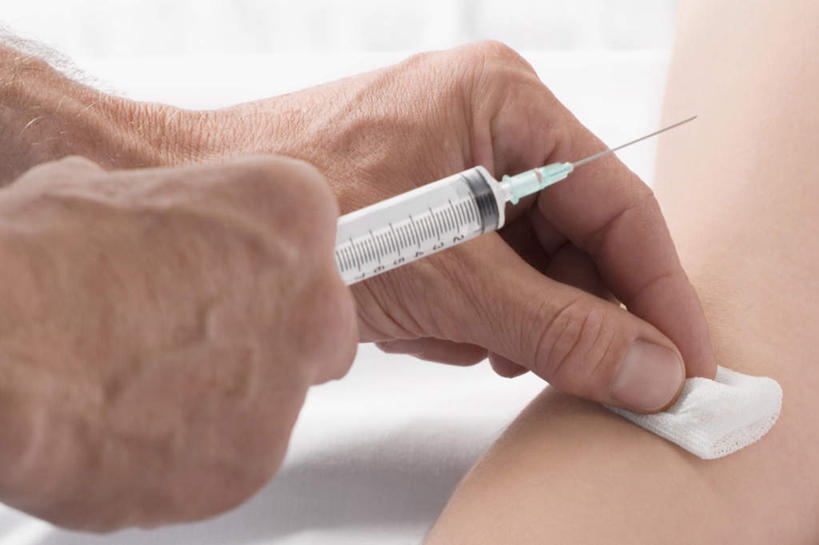 西方人,手,两个人,医生,病人,横图,俯视,室内,特写,白天,白色背景,农作物,欧洲,欧洲人,双手,擦,抚摸,握,阴影,柔软,反射,影子,棉花,拿,拿着,纺织,医护人员,医疗人员,健康,温暖,手部,针管,针筒,杀菌,擦拭,握着,注射,摄影,影棚,纤维,医疗,医疗设备,注射器,消毒,病患,酒精棉,柔和,暖和,揩擦,拭,男人,男性,女人,女性,中年男性,中年女性,白种人,大夫,患者,就医者,半身,彩图,高角度拍摄,影棚拍摄,拍摄,乙醇,轻抚