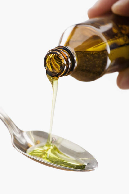 西方人,手,一个人,竖图,室内,特写,白天,白色背景,正面,安全,欧洲,欧洲人,仅一个男性,仅一个人,握,阴影,反射,药剂,影子,勺子,防护,拿,拿着,仅一个年轻男性,瓶子,塑料制品,药品,调羹,汤匙,手部,塑料瓶,治疗,握着,摄影,影棚,保护,单手,药物,医疗,保险,预防,平安,男人,男性,年轻男性,白种人,半身,彩图,影棚拍摄,拍摄,咳嗽糖浆,咳嗽药