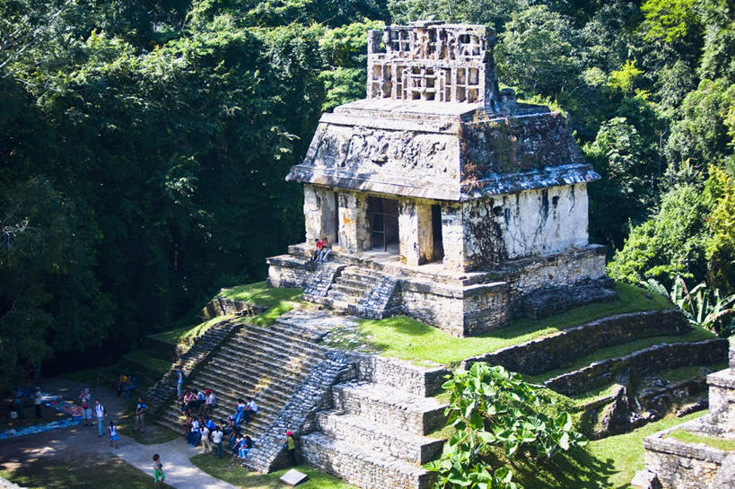 西方人,走,横图,俯视,室外,白天,旅游,度假,名胜古迹,树林,植物,地标,墨西哥,欧洲,欧洲人,行人,游客,游人,服装,遗迹,三角形,许多人,注视,休闲装,古迹,历史,文物,娱乐,古建筑,路人,旅客,树,树木,衣服,绿色,自然,观察,看,一群人,享受,休闲,休闲服,旅游胜地,金字塔,放松,服饰,生长,成长,观看,察看,北美,陵墓,北美洲,玛雅金字塔,关注,美洲,古文明,帕伦克,恰帕斯,恰帕斯州,方锥形,北亚美利加洲,亚美利加洲,墨西哥合众国,仙人掌王国,玛雅神庙,帕伦克金字塔,过客,男人,男性,年轻男性,年轻女性,女人,女性,白种人,步行,散步,走路,彩图,高角度拍摄,全身,标志性建筑
