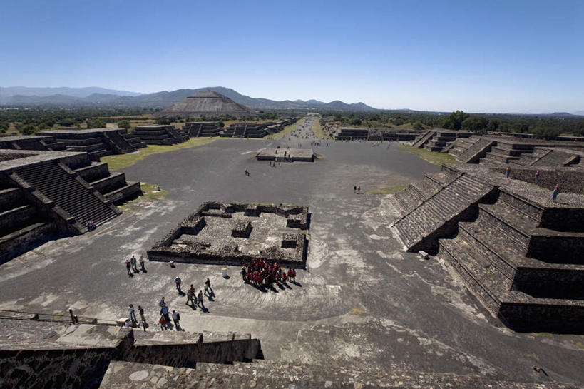 走,横图,俯视,室外,白天,旅游,度假,名胜古迹,标志建筑,城市,地标,建筑,墨西哥,行人,游客,游人,阴影,服装,遗迹,光线,影子,首都,许多人,注视,休闲装,古迹,文物,娱乐,建设,古建筑,路人,旅客,衣服,蓝色,蓝天,天空,阳光,天,观察,看,一群人,享受,休闲,休闲服,旅游胜地,放松,服饰,晴朗,观看,察看,北美,北美洲,关注,美洲,古文明,万里无云,墨西哥城,特奥蒂瓦坎,北亚美利加洲,亚美利加洲,墨西哥合众国,仙人掌王国,狄奥提瓦康,迪奥狄华肯,联邦区,特奥蒂瓦坎古城,过客,提奥提华坎,男人,男性,年轻男性,年轻女性,女人,女性,晴空,晴空万里,步行,散步,走路,彩图,高角度拍摄,全身