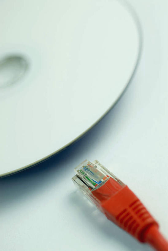 无人,竖图,俯视,室内,特写,白天,白色背景,通讯,数据,静物,一根,阴影,朦胧,模糊,反射,传输,信息,光盘,影子,光碟,存储介质,一个,红色,摄影,影棚,单个,碟片,网线,存储,水晶头,线缆,彩图,高角度拍摄,影棚拍摄,拍摄