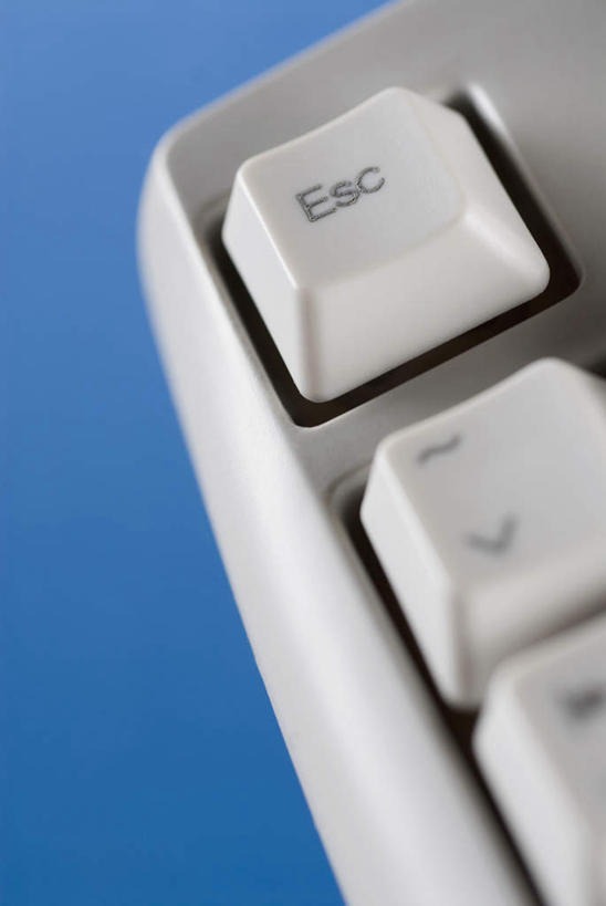 无人,竖图,俯视,室内,特写,白天,键盘,静物,阴影,蓝色背景,朦胧,模糊,反射,英文,标志,文字,影子,字符,字母,输入设备,通讯设备,标识,摄影,影棚,英文字母,通信设备,彩图,高角度拍摄,影棚拍摄,拍摄,退出键