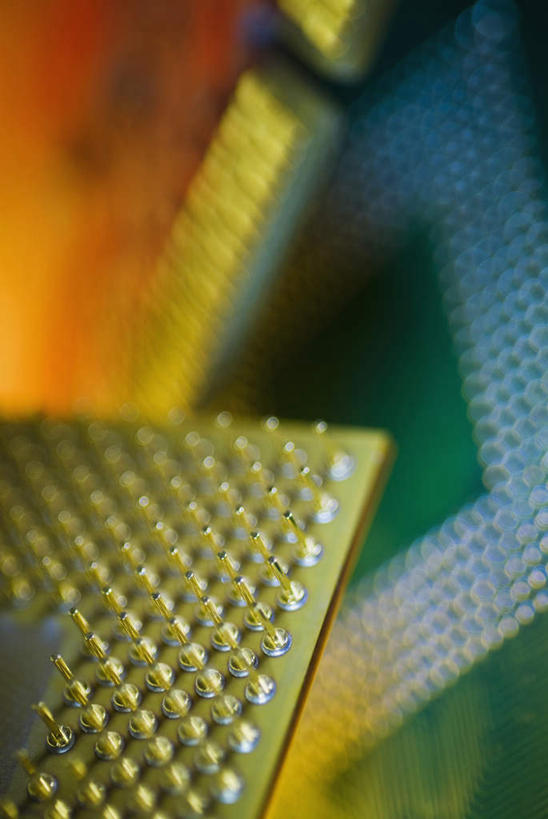 无人,竖图,俯视,室内,特写,白天,科技,静物,金属制品,阴影,朦胧,模糊,反射,科学,金属,影子,芯片,电脑芯片,运算,储存,集成电路,彩图,高角度拍摄