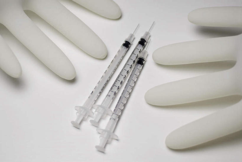 无人,横图,俯视,室内,特写,白天,白色背景,静物,阴影,反射,影子,两个,手套,橡胶,针管,针筒,注射,摄影,影棚,三支,医疗,医疗设备,注射器,橡胶手套,橡胶制品,医用手套,彩图,高角度拍摄,影棚拍摄,拍摄