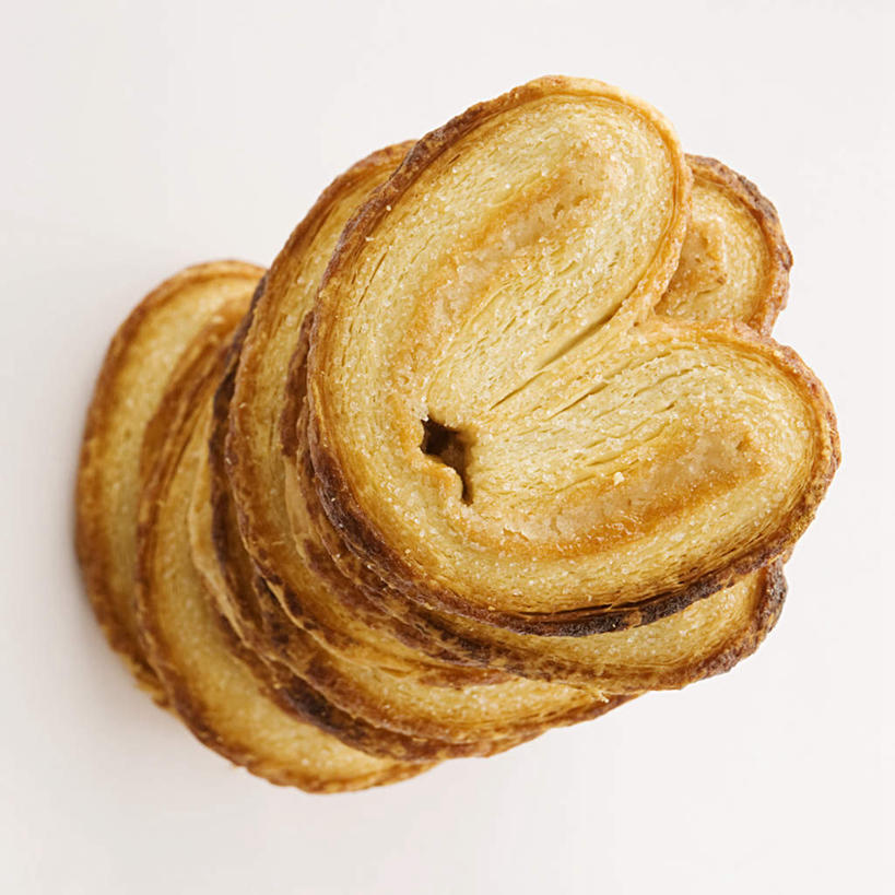 点心,无人,方图,俯视,室内,特写,白天,白色背景,桌子,一堆,许多,阴影,堆叠,堆积,反射,影子,食品,甜点,甜品,小吃,食物,糕点,甜食,摄影,影棚,堆,蝴蝶酥,彩图,高角度拍摄,影棚拍摄,拍摄