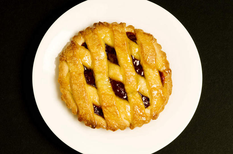 面食,无人,横图,俯视,室内,特写,白天,烹饪,西餐,桌子,餐具,阴影,黑色背景,反射,碟子,盘,影子,料理,食品,面点,菜肴,美食,食物,一个,白色,盘子,碟,西式,摄影,佳肴,影棚,单个,派,蓝莓派,彩图,高角度拍摄,影棚拍摄,拍摄