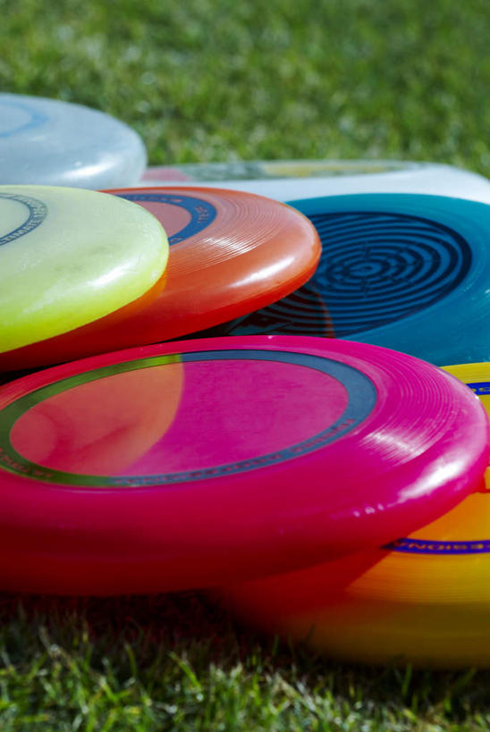 无人,竖图,俯视,彩色,室外,特写,白天,游戏,草地,草坪,植物,玩具,一堆,许多,阴影,堆叠,堆积,朦胧,模糊,光线,影子,玩,娱乐,草,绿色,阳光,飞盘,休闲,益智,活动,堆,五颜六色,色彩斑斓,发泄,消遣,智力,五彩缤纷,宣泄,五彩斑斓,五光十色,玩耍,嬉戏,彩图,高角度拍摄