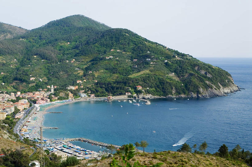 无人,家,横图,俯视,室外,白天,度假,草地,草坪,海浪,海洋,美景,沙滩,山,山脉,植物,城市风光,城市,船,意大利,欧洲,停靠,沙子,房屋,屋子,海岸,景观,浪花,山峰,公寓,木船,沙地,山峦,娱乐,洋房,楼房,住宅,草,树,树木,蓝色,绿色,蓝天,天空,自然,海水,交通工具,群山,天,享受,休闲,景色,放松,生长,晴朗,成长,舟,南欧,停泊,载具,海景,万里无云,意大利共和国,拉斯佩齐亚,利古里亚,利古里亚大区,大海,风浪,海,海水的波动,海滩,近岸浪,涌浪,晴空,晴空万里,彩图,高角度拍摄,房子