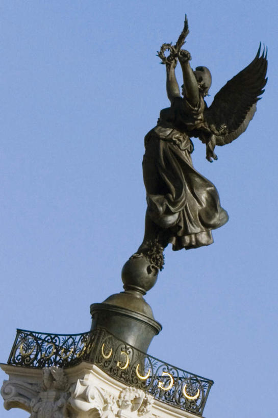 西方人,儿童,一个人,无人,站,竖图,室外,白天,仰视,旅游,度假,标志建筑,地标,建筑,雕塑,法国,欧洲,欧洲人,仅一个女性,仅一个人,阴影,艺术,装饰,光线,雕刻,雕像,影子,娱乐,建设,小孩,蓝色,蓝天,天空,阳光,工艺品,天,站着,仅一个小孩,享受,休闲,旅游胜地,放松,晴朗,纪念,美术,主题,陈列,万里无云,法兰西共和国,首府,波尔多,吉伦特派纪念碑,梅花广场,阿基坦,功能,美学,法兰西第五共和国,亚魁当,波尔多市,阿基坦大区,女孩,女人,女性,白种人,孩子,晴空,晴空万里,站立,彩图,低角度拍摄,全身,女生