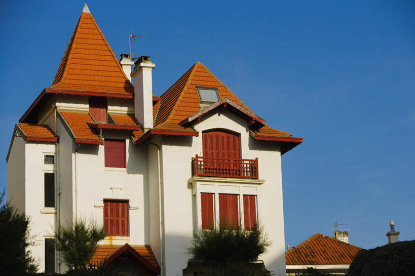 无人,家,露台,横图,室外,白天,仰视,度假,美景,植物,窗户,阳台,城市风光,城市,法国,欧洲,阴影,光线,影子,房屋,墙,屋子,景观,公寓,娱乐,洋房,楼房,玻璃窗,墙壁,墙面,住宅,树,树木,蓝色,绿色,蓝天,天空,阳光,自然,天,享受,休闲,景色,放松,生长,晴朗,成长,万里无云,法兰西共和国,比亚里茨,阿基坦,法兰西第五共和国,晴空,晴空万里,彩图,低角度拍摄,房子,露天阳台