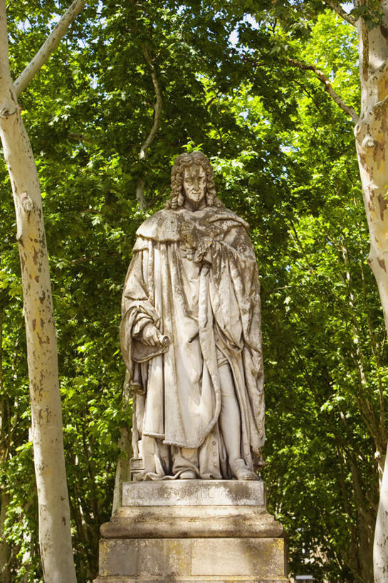 西方人,一个人,无人,站,竖图,室外,白天,仰视,旅游,度假,植物,标志建筑,地标,建筑,雕塑,法国,欧洲,欧洲人,仅一个男性,仅一个人,仅一个中年男性,阴影,服装,艺术,装饰,光线,雕刻,雕像,影子,娱乐,建设,树,树木,衣服,绿色,阳光,自然,工艺品,站着,享受,休闲,旅游胜地,放松,服饰,生长,成长,纪念,美术,衣着,穿着,主题,陈列,法兰西共和国,一尊,首府,波尔多,梅花广场,阿基坦,孟德斯鸠,功能,美学,法兰西第五共和国,思想家,衣饰,文学家,亚魁当,波尔多市,阿基坦大区,路易.孟德斯鸠,夏尔.德.塞孔达.孟德斯鸠,男人,男性,中年男性,白种人,站立,彩图,低角度拍摄,全身