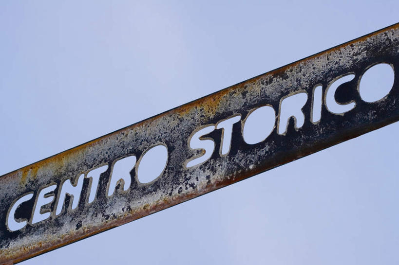 无人,横图,室外,特写,白天,仰视,指示牌,意大利,欧洲,阴影,光线,英文,标志,路标,文字,影子,字符,字母,标识,路牌,蓝色,蓝天,天空,阳光,天,晴朗,英文字母,南欧,万里无云,意大利共和国,拉斯佩齐亚,利古里亚,利古里亚大区,晴空,晴空万里,彩图,低角度拍摄