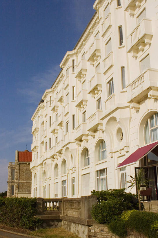 无人,家,竖图,室外,白天,仰视,度假,美景,植物,窗户,城市风光,城市,法国,欧洲,阴影,光线,影子,房屋,墙,屋子,景观,云,云朵,公寓,云彩,娱乐,洋房,楼房,玻璃窗,墙壁,墙面,住宅,树,树木,蓝色,绿色,白云,蓝天,天空,阳光,自然,天,享受,休闲,景色,放松,生长,晴朗,成长,法兰西共和国,比亚里茨,阿基坦,法兰西第五共和国,晴空,彩图,低角度拍摄,房子