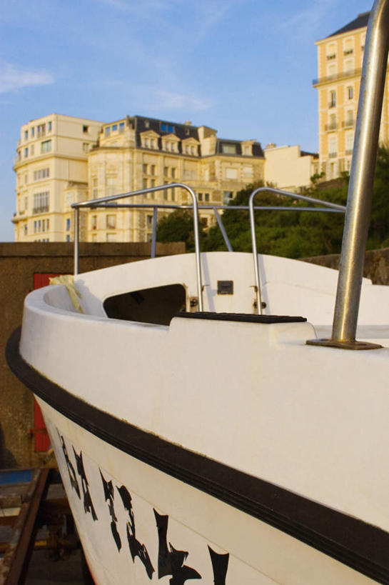 无人,家,竖图,室外,白天,仰视,度假,美景,植物,城市风光,城市,船,法国,欧洲,一艘,阴影,光线,影子,房屋,屋子,景观,云,云朵,公寓,木船,云彩,娱乐,洋房,楼房,住宅,树,树木,蓝色,绿色,白云,蓝天,天空,阳光,自然,交通工具,天,享受,休闲,景色,放松,生长,晴朗,成长,舟,载具,法兰西共和国,比亚里茨,阿基坦,法兰西第五共和国,晴空,彩图,低角度拍摄,房子