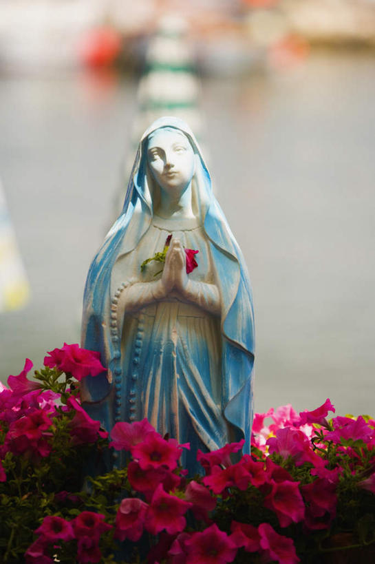 西方人,一个人,无人,站,竖图,室外,白天,正面,民族服装,旅游,度假,标志建筑,地标,建筑,雕塑,意大利,欧洲,欧洲人,仅一个女性,仅一个人,圣母,圣母玛利亚,服装,朦胧,模糊,艺术,装饰,盛开,雕刻,雕像,花蕾,娱乐,建设,花,花瓣,花朵,鲜花,衣服,工艺品,花苞,花蕊,站着,仅一个中年女性,享受,休闲,旅游胜地,放松,服饰,纪念,美术,衣着,穿着,南欧,主题,陈列,玛利亚,意大利共和国,坎帕尼亚,阿马尔菲海岸,阿玛尔菲海岸,功能,美学,衣饰,阿玛菲海岸,坎帕尼亚大区,阿玛菲海岸风景区,圣女,女人,女性,中年女性,白种人,站立,半身,彩图,传统服装,民俗服