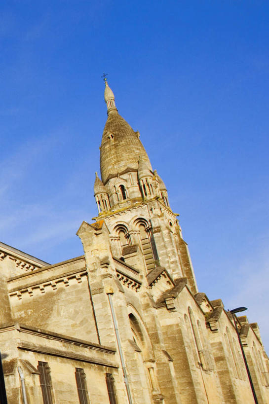 无人,教堂,竖图,室外,白天,仰视,旅游,度假,标志建筑,地标,建筑,法国,欧洲,阴影,节日,光线,影子,墙,云,云朵,云彩,文化,娱乐,建设,墙壁,墙面,蓝色,白云,蓝天,天空,阳光,天,祈祷,享受,休闲,健康,旅游胜地,放松,许愿,宗教,信仰,晴朗,纪念,祈求,基督教,天主教,信念,法兰西共和国,首府,波尔多,阿基坦,法兰西第五共和国,亚魁当,波尔多市,阿基坦大区,平安,晴空,彩图,低角度拍摄,大教堂,礼拜堂