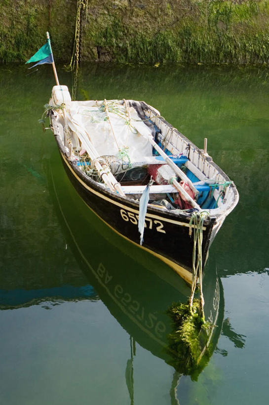 无人,竖图,俯视,室外,白天,旅游,度假,草地,草坪,河流,美景,水,植物,船,旗帜,法国,欧洲,一艘,波纹,河水,景观,水流,木船,涟漪,娱乐,旗子,草,绿色,倒影,水纹,自然,交通工具,波浪,享受,休闲,景色,放松,倒映,舟,自然风光,载具,法兰西共和国,比亚里茨,阿基坦,水晕,法兰西第五共和国,旌旗,旗号,反照,彩图,高角度拍摄