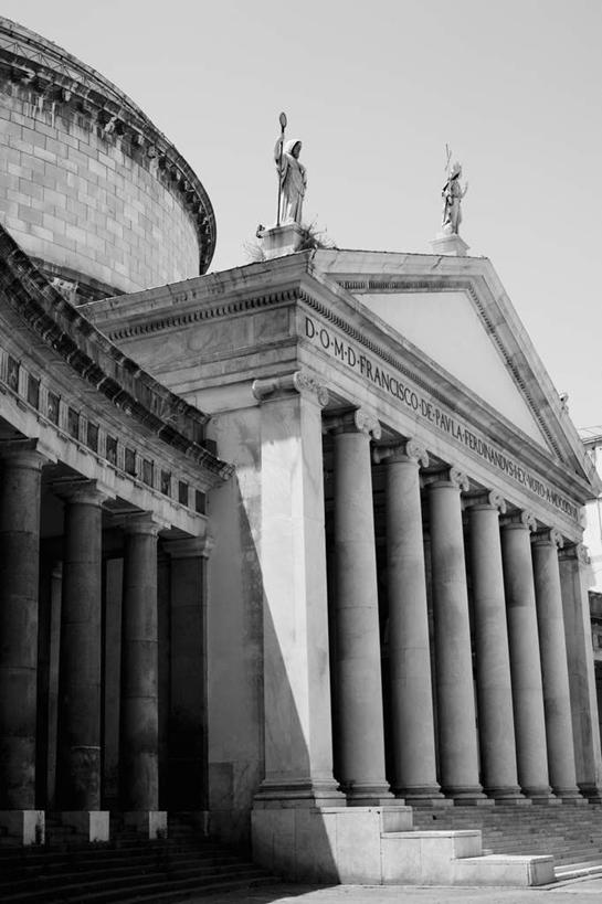 无人,教堂,竖图,黑白,室外,白天,仰视,旅游,度假,标志建筑,地标,建筑,雕塑,意大利,欧洲,一排,阴影,节日,艺术,整齐,装饰,光线,雕刻,雕像,影子,柱子,文化,娱乐,建设,排列,阳光,工艺品,祈祷,享受,休闲,健康,旅游胜地,放松,许愿,宗教,信仰,纪念,祈求,美术,基督教,队列,南欧,天主教,主题,陈列,信念,意大利共和国,首府,那不勒斯,坎帕尼亚,功能,美学,拿坡里,坎帕尼亚大区,平安,低角度拍摄,大教堂,礼拜堂