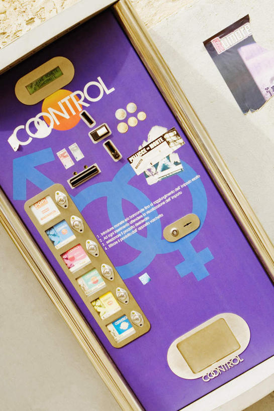 无人,竖图,室外,特写,白天,正面,购物,安全,计划,消费,机器,静物,英文,标志,文字,字符,字母,设备,标识,自动贩卖机,自动售货机,金融,百货,英文字母,避孕套,控制,避孕,安全套,销售,保险,预防,贩卖,选购,贸易,保险套,计划生育,可靠,少生,晚婚,晚育,优生,彩图