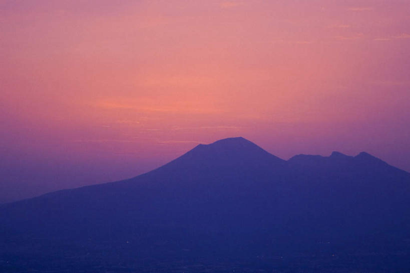 无人,横图,室外,白天,正面,旅游,度假,火山,石头,美景,日落,山,山脉,意大利,欧洲,石子,景观,山峰,晚霞,霞光,落日,山峦,背光,娱乐,自然,黄昏,群山,享受,休闲,景色,彩霞,放松,南欧,自然风光,逆光,意大利共和国,那不勒斯湾,维苏威火山,夕照,活火山,石块,岩石,夕阳,彩图,斜阳