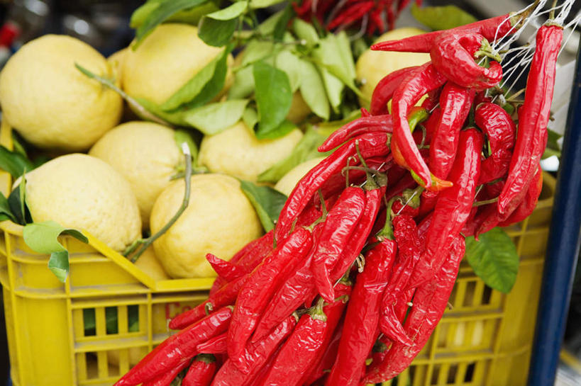 无人,横图,室外,特写,白天,正面,辣椒,蔬菜,水果,叶子,一堆,许多,堆叠,堆积,朦胧,模糊,新鲜,篮子,生食,食品,果实,绿叶,很多,芭乐,购物篮,蔬果,食物,一个,黄色,红色,嫩叶,番石榴,有机食品,绿色食品,单个,堆,便利,存放,载具,辣角,红海椒,大椒,辣虎,广椒,快捷,方便,拔子,番石榴子,寄存,寄放,暂存,购物提篮,叶,叶片,购物筐,辣子,红辣椒,海椒,番椒,彩图