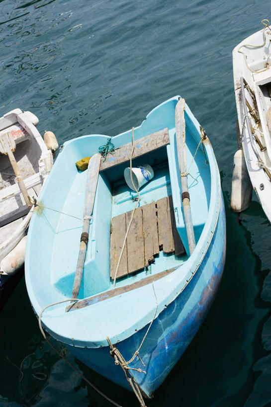 无人,竖图,俯视,室外,白天,旅游,度假,海浪,海洋,美景,船,意大利,欧洲,停靠,阴影,光线,影子,景观,浪花,木船,娱乐,阳光,自然,海水,交通工具,享受,休闲,景色,放松,舟,南欧,停泊,自然风光,载具,三艘,海景,意大利共和国,热那亚,利古里亚,利古里亚大区,热那亚省,大海,风浪,海,海水的波动,近岸浪,涌浪,彩图,高角度拍摄