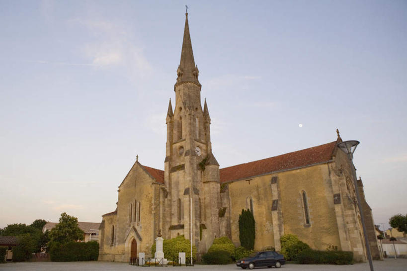 无人,教堂,横图,室外,白天,仰视,度假,美景,植物,城市风光,城市,道路,路,路灯,汽车,照明,法国,欧洲,阴影,节日,光线,影子,景观,云,云朵,小路,灯光,交通,云彩,文化,娱乐,车,灯,树,树木,蓝色,绿色,白云,蓝天,天空,阳光,自然,交通工具,轿车,天,祈祷,享受,休闲,健康,景色,放松,许愿,宗教,信仰,生长,晴朗,成长,纪念,祈求,照亮,基督教,照明设备,天主教,载具,信念,法兰西共和国,首府,波尔多,阿基坦,法兰西第五共和国,亚魁当,波尔多市,阿基坦大区,平安,晴空,彩图,低角度拍摄,大教堂,礼拜堂