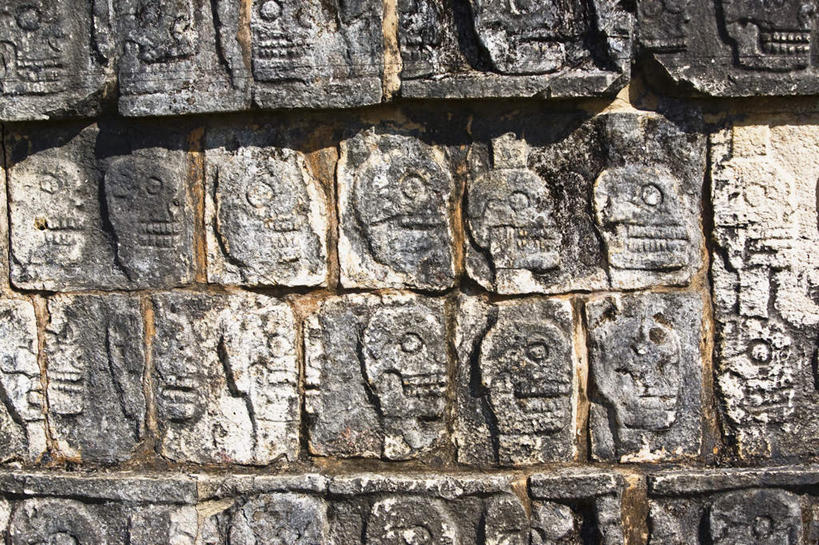 颅骨,无人,横图,室外,特写,白天,正面,旅游,度假,石头,名胜古迹,地标,雕塑,墨西哥,遗迹,艺术,装饰,雕刻,雕像,三角形,石子,墙,古迹,历史,文物,娱乐,古建筑,墙壁,墙面,工艺品,享受,休闲,旅游胜地,金字塔,放松,纪念,美术,北美,陵墓,北美洲,玛雅金字塔,主题,美洲,陈列,古文明,尤卡坦半岛,尤卡坦州,奇琴伊察,羽蛇神殿,方锥形,功能,美学,北亚美利加洲,亚美利加洲,墨西哥合众国,仙人掌王国,艾尔卡斯提洛金字塔,加敦半岛,坎佩切金字塔,库库尔坎金字塔,库库尔坎神庙,玛雅古城,玛雅古城遗址,玛雅神庙,玛雅遗址,奇琴伊查,奇琴伊察玛雅城,奇琴伊察玛雅金字塔,契晨伊特萨,犹加敦,羽蛇神金字塔,鼻骨,顶骨,额骨,颈椎,颞骨,下颌骨,颧骨,头盖骨,石块,彩图,标志性建筑
