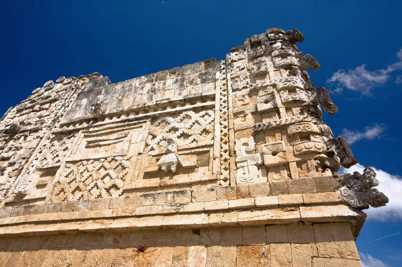 无人,横图,室外,白天,仰视,旅游,度假,石头,名胜古迹,标志建筑,地标,建筑,雕塑,墨西哥,阴影,遗迹,艺术,装饰,光线,雕刻,雕像,石子,影子,墙,云,云朵,云彩,古迹,文物,娱乐,建设,古建筑,废墟,墙壁,墙面,蓝色,白云,蓝天,天空,阳光,工艺品,天,享受,休闲,旅游胜地,放松,晴朗,纪念,美术,北美,北美洲,主题,美洲,陈列,古文明,尤卡坦半岛,乌斯马尔,功能,美学,北亚美利加洲,亚美利加洲,墨西哥合众国,仙人掌王国,犹加敦半岛,石块,晴空,彩图,低角度拍摄