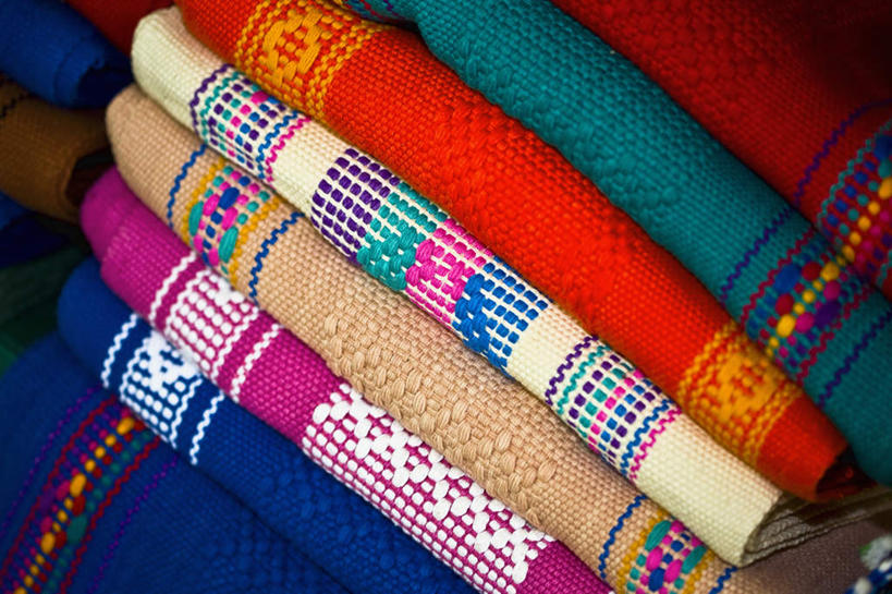 无人,商店,横图,俯视,室内,特写,白天,购物,消费,地毯,静物,刺绣,墨西哥,艺术,装饰,编织,手工艺品,织物,文化,商铺,工艺品,金融,华丽,修饰,点缀,北美,高雅,北美洲,美洲,选购,贸易,瓦哈卡州,瓦哈卡,北亚美利加洲,亚美利加洲,自信心,品位,衬托,美观,雅致,雅观,血拼,墨西哥合众国,仙人掌王国,瓦哈卡德华雷斯,市肆,商号,彩图,高角度拍摄,店铺,女红,针绣,针黹,黹