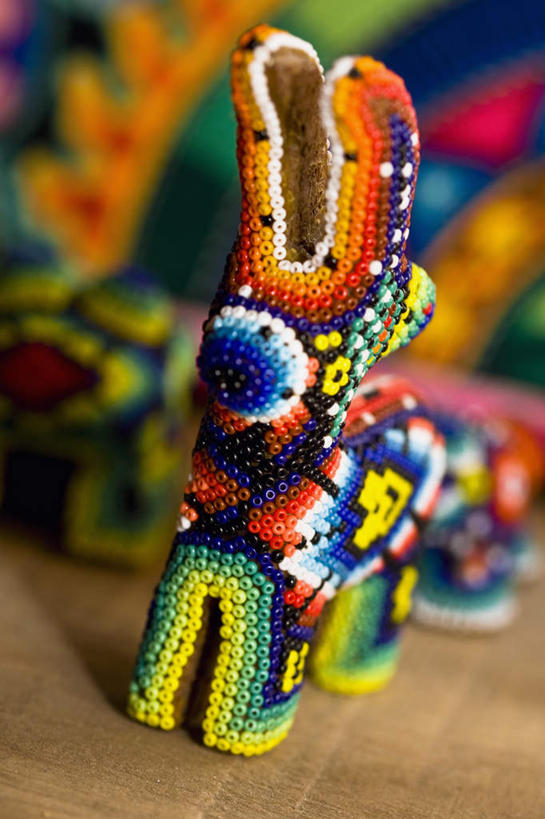 无人,商店,站,竖图,彩色,室内,特写,白天,正面,购物,消费,桌面,桌子,哺乳动物,鹿,野生动物,静物,雕塑,墨西哥,阴影,朦胧,模糊,艺术,装饰,反射,木制,雕刻,雕像,影子,商铺,一只,动物,木制品,工艺品,站着,可爱,金融,活泼,纪念,美术,北美,北美洲,主题,美洲,陈列,选购,贸易,圣路易斯波托西,功能,美学,北亚美利加洲,亚美利加洲,血拼,墨西哥合众国,仙人掌王国,圣路易斯波托西州,市肆,商号,站立,彩图,全身,店铺