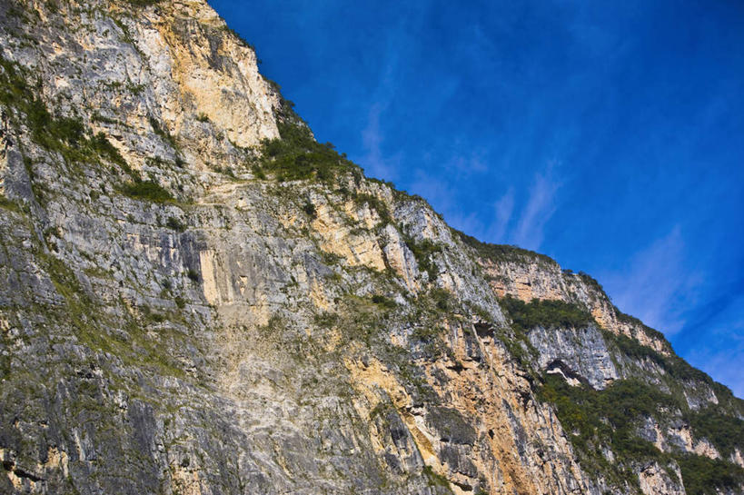 无人,横图,室外,白天,仰视,旅游,度假,石头,美景,山,山脉,植物,墨西哥,阴影,光线,石子,影子,景观,山顶,山峰,云,云朵,山峦,云彩,娱乐,树,树木,蓝色,绿色,白云,蓝天,天空,阳光,自然,群山,天,享受,休闲,景色,放松,生长,晴朗,成长,北美,北美洲,自然风光,美洲,沉积岩,恰帕斯,恰帕斯州,北亚美利加洲,亚美利加洲,墨西哥合众国,仙人掌王国,颠峰,极峰,水成岩,石块,岩石,晴空,彩图,低角度拍摄